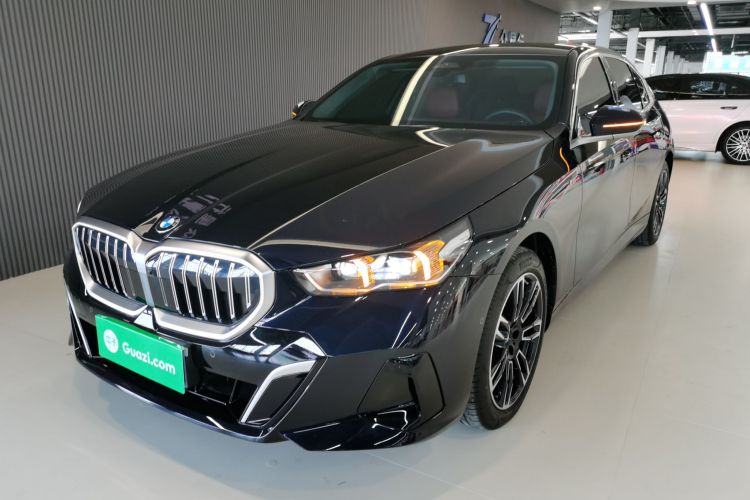 宝马5系 2024款 530Li 领先型 M运动套装车身外观1