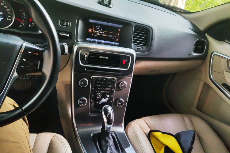 沃尔沃V60 2014款 T5 智逸版中控内饰16