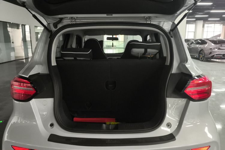 零跑汽车 零跑T03 2023款 200轻享版机舱底盘23