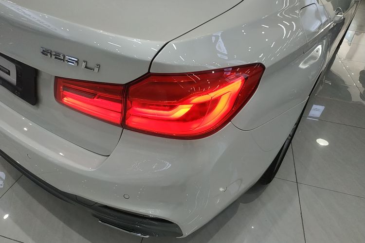 宝马5系 2020款 525Li M运动套装车身外观9