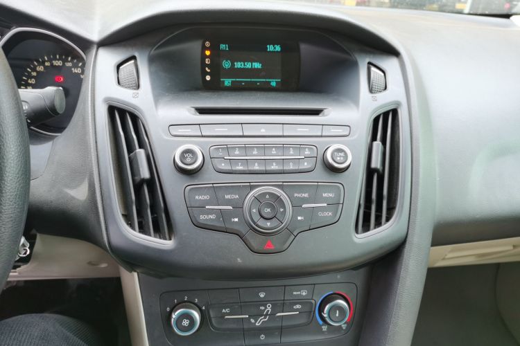 福特 福克斯 2015款 三厢 1.6L 手动舒适型中控内饰16