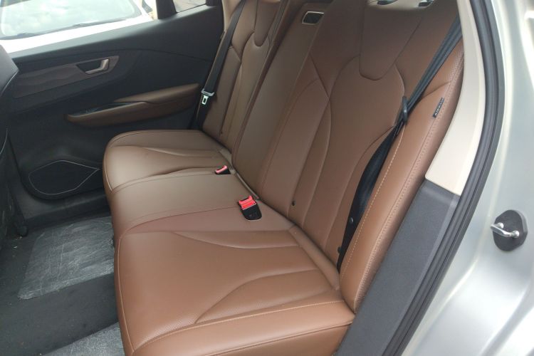 红旗E-QM5 2022款 431km 充电乐享版中控内饰7004