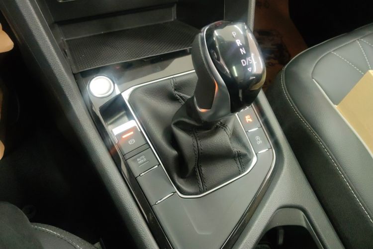 大众 途观L 2024款 出众款 330TSI 自动两驱R-Line龙耀版中控内饰18