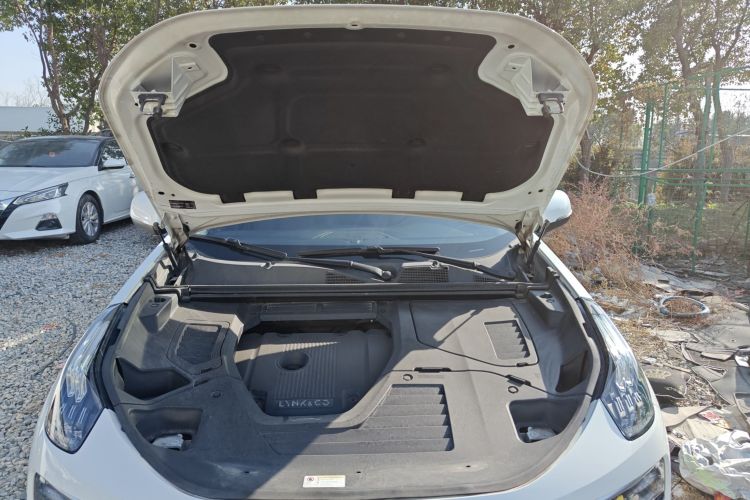 领克01 2017款 2.0T 两驱型Pro版机舱底盘24