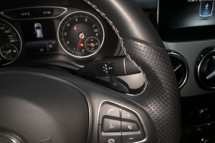 奔驰B级 2017款 B 200 动感型中控内饰18