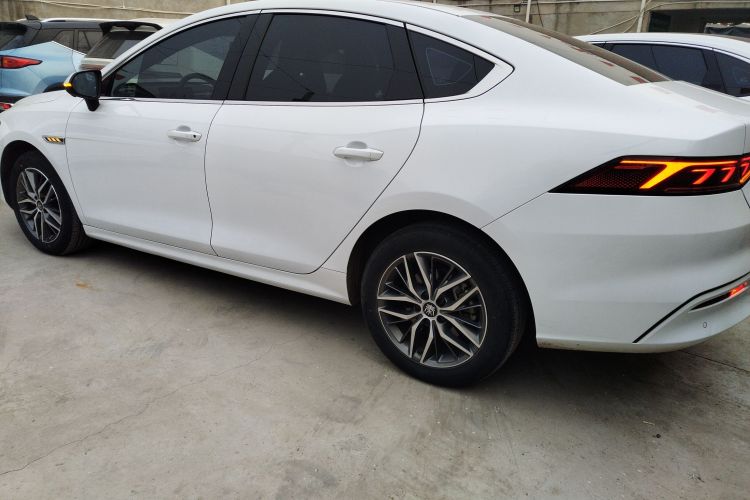 比亚迪 秦PLUS 2023款 冠军版 EV 420KM超越型车身外观4