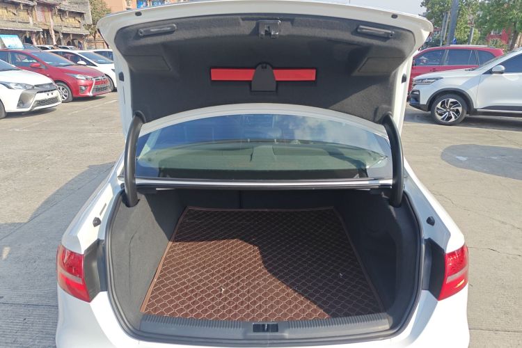 奥迪A4L 2015款 35 TFSI 自动舒适型机舱底盘23