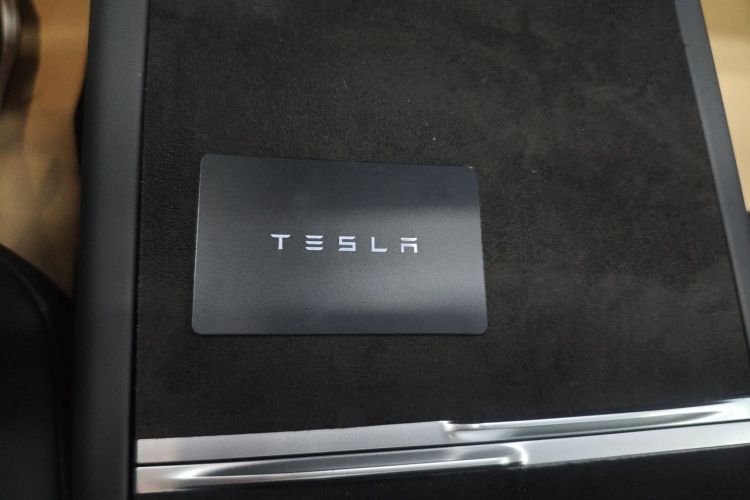 特斯拉 Model Y 2025款 长续航全轮驱动版中控内饰7001