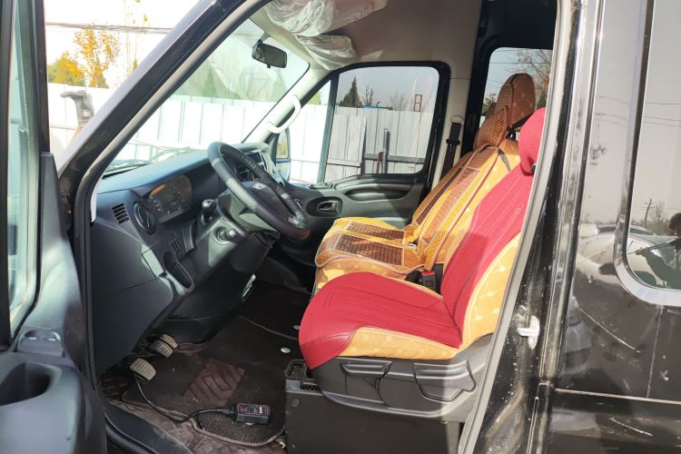 依维柯欧胜 2021款 2.0T 手动超瑞短轴高顶侧拉门F1A中控内饰19