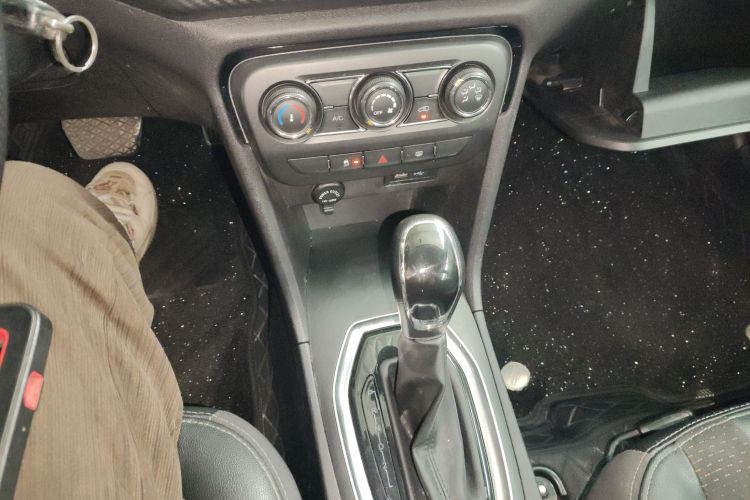 奇瑞 瑞虎3X 2018款 1.5L 自动精英版中控内饰18