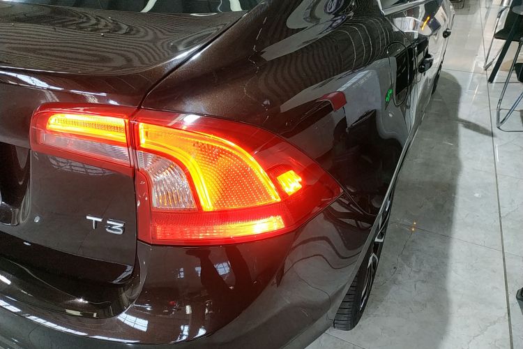 沃尔沃S60 2018款 S60L T3 智进进取版车身外观9