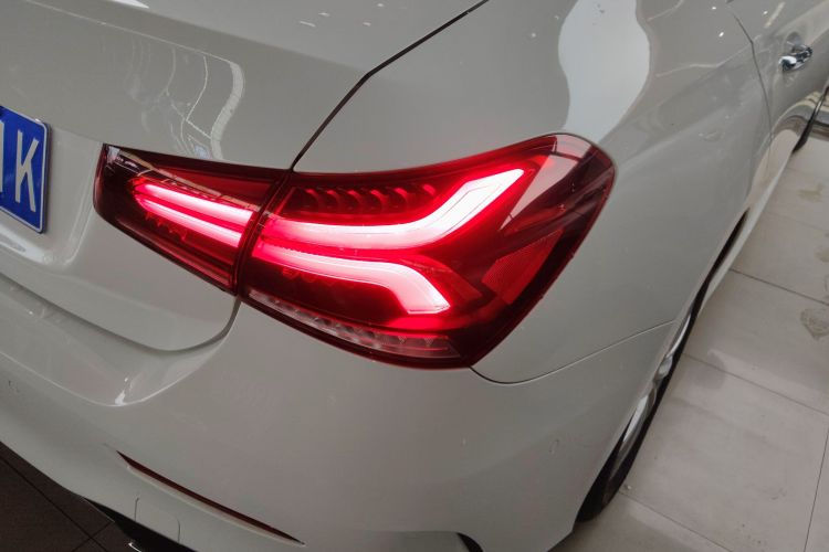 奔驰A级 2021款 A 200 L 运动轿车动感型车身外观9
