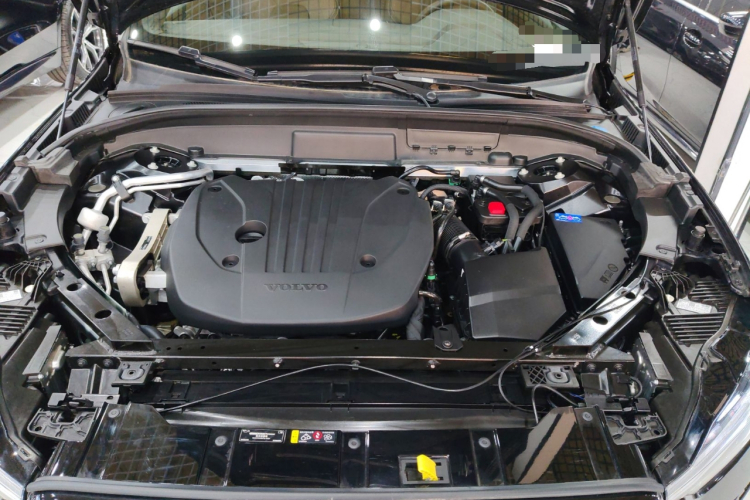 沃尔沃XC60 2025款 B5 四驱智远极夜黑版机舱底盘24