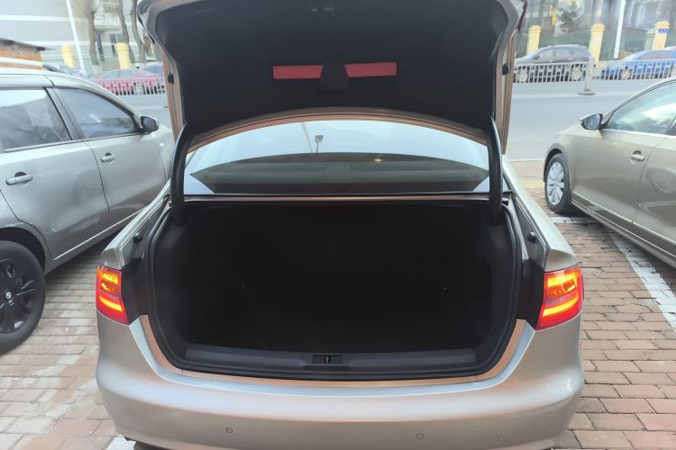 奥迪A4L 2016款 35 TFSI 典藏版 自动标准型机舱底盘23