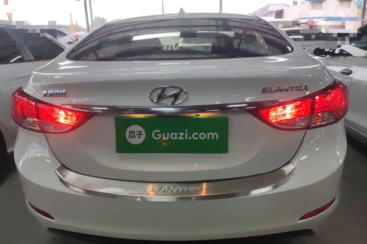 现代 朗动 2013款 1.6L 自动尊贵型车身外观6