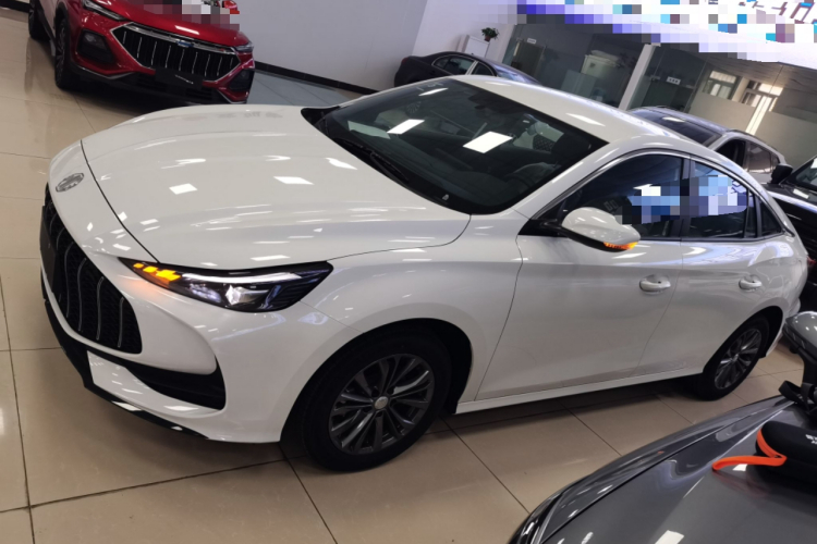 名爵 MG5 2025款 180DVVT 全球抢先版车身外观4