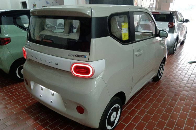 五菱汽车 宏光MINIEV 2024款 第三代 215km 青春版车身外观7