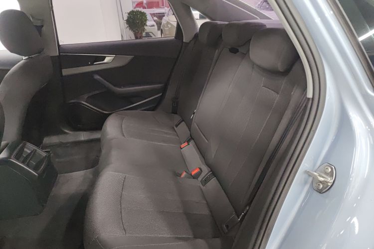 奥迪A4L 2018款 30周年年型 40 TFSI 进取型中控内饰7004