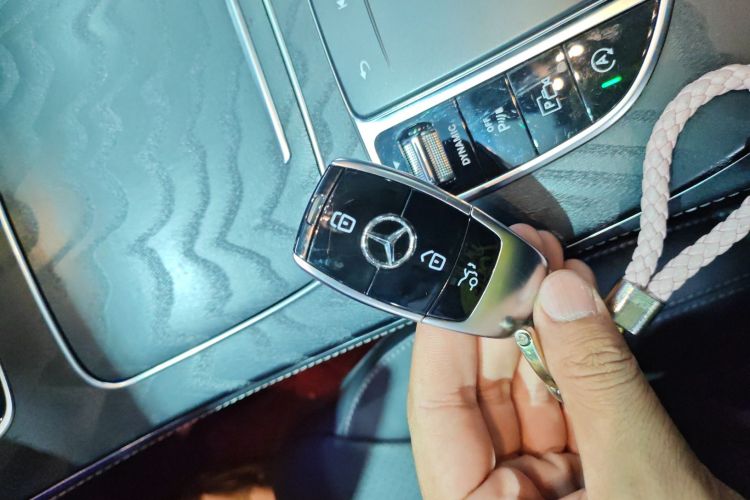 奔驰E级(进口) 2023款 E 260 时尚型运动版中控内饰7001