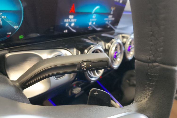 奔驰GLB 2021款 GLB 200 动感型中控内饰18