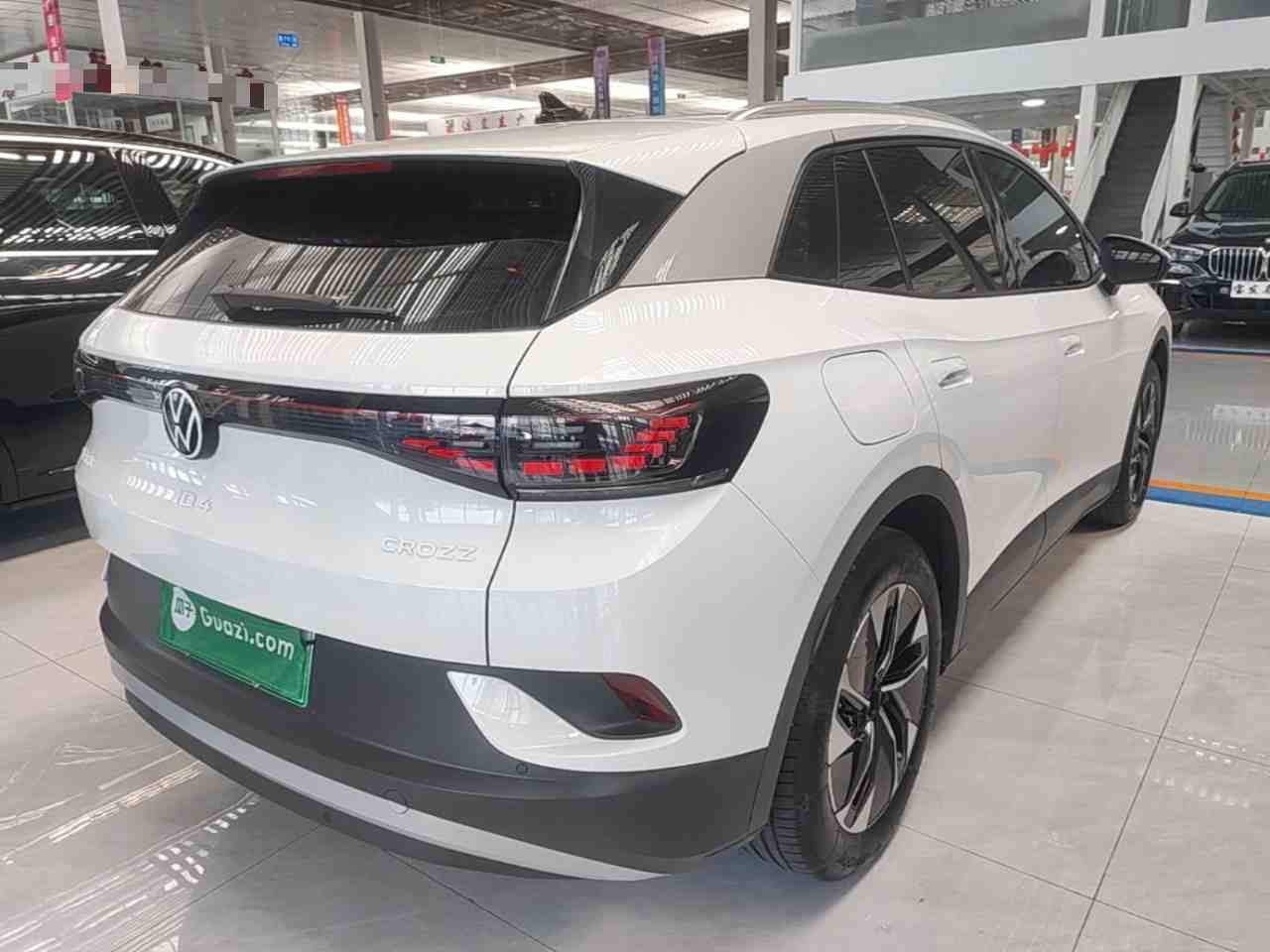 车辆右后45度外观展示