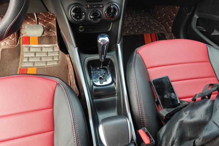 标致2008 2014款 1.6L 自动潮流版中控内饰18