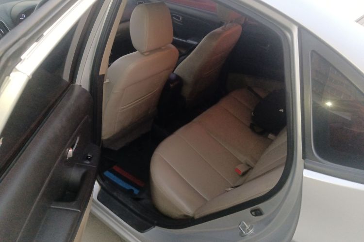 现代 悦动 2011款 1.6L 自动舒适型中控内饰21