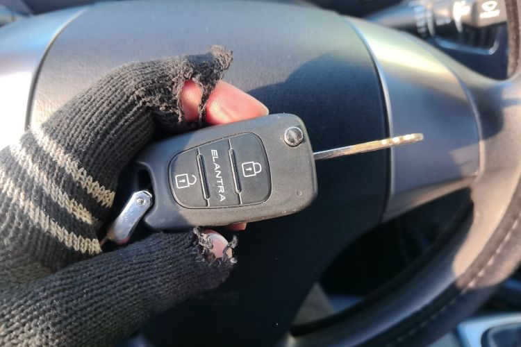 现代 悦动 2011款 1.6L 手动豪华型中控内饰11