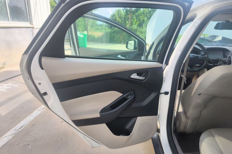 福特 福克斯 2015款 三厢 1.6L 自动舒适型中控内饰7008