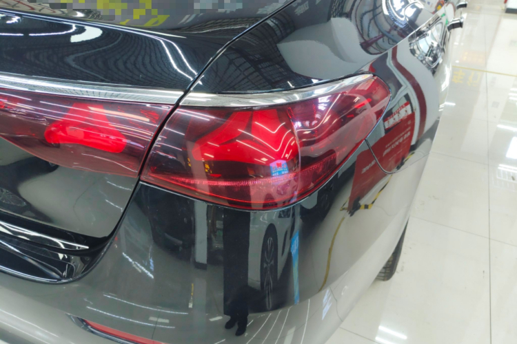 奔驰E级 2024款 E 300 L 豪华型车身外观9