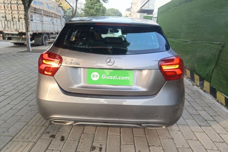 奔驰A级(进口) 2017款 改款 A 200 时尚型车身外观6