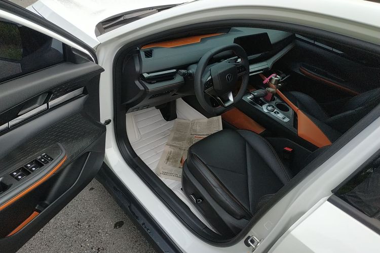 长安UNI-V 2022款 1.5T 尊贵型中控内饰7003