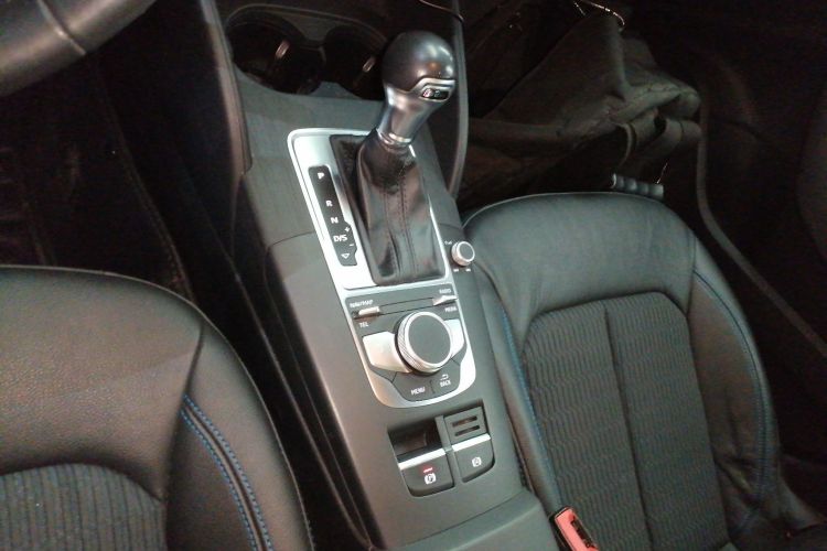 奥迪A3 2018款 30周年年型 Limousine 35 TFSI 时尚型中控内饰18