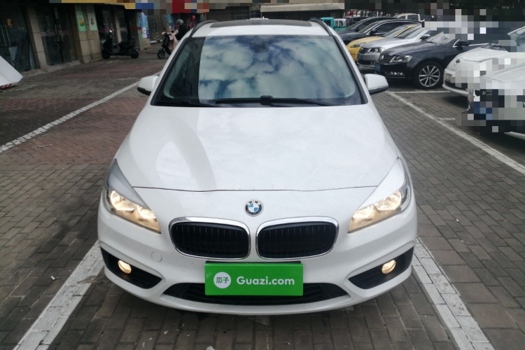 宝马2系旅行车 2016款 218i 时尚型车身外观2