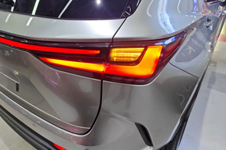 雷克萨斯NX 2022款 260 前驱 创驰版车身外观9