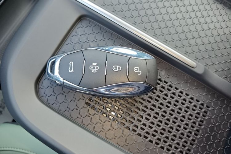 红旗EH7 2024款 690 Pro中控内饰7001