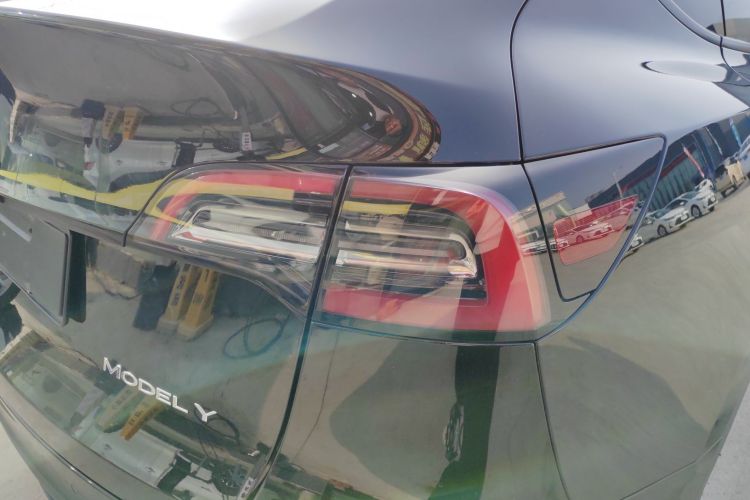 特斯拉 Model Y 2021款 标准续航后驱版车身外观9