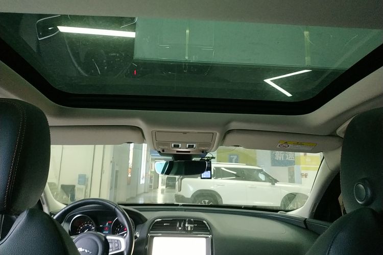 捷豹XE 2018款 2.0T 300PS 四驱R-Sport运动版中控内饰22