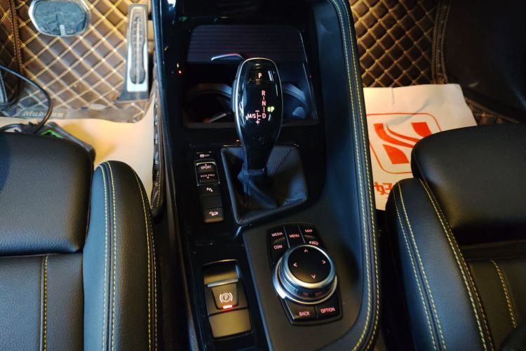 宝马X2 2023款 xDrive 25i 曜熠版中控内饰18
