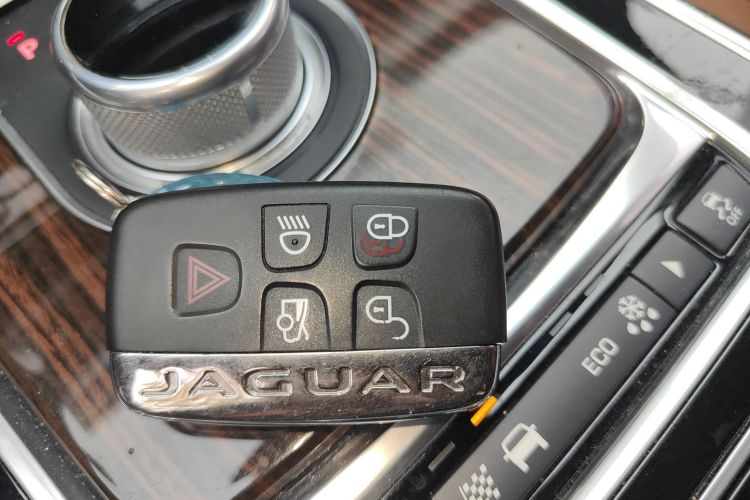 捷豹XF 2016款 XF 2.0T 两驱奢华版中控内饰11