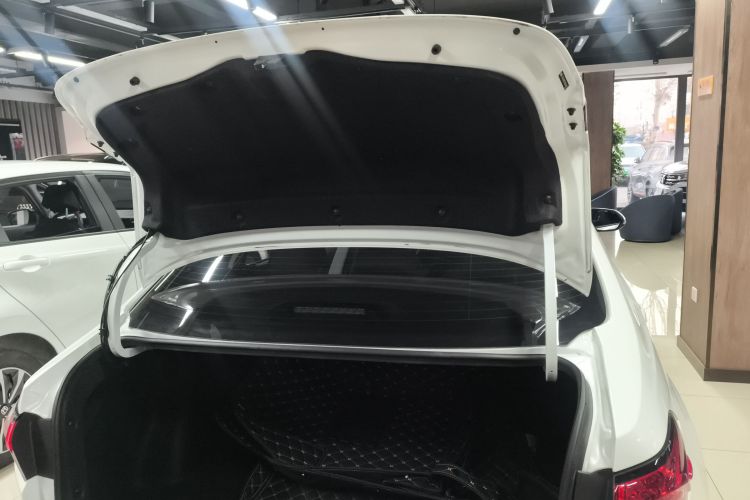 丰田 雷凌 2024款 智能电混双擎 1.8L 领先版机舱底盘23