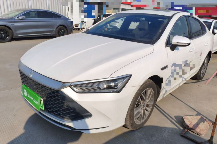 比亚迪 秦PLUS 2024款 荣耀版 DM-i 120KM领先型车身外观1