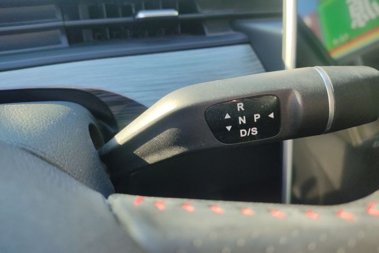 哪吒汽车 哪吒V 2022款 潮 300 Lite 三元锂局部细节18