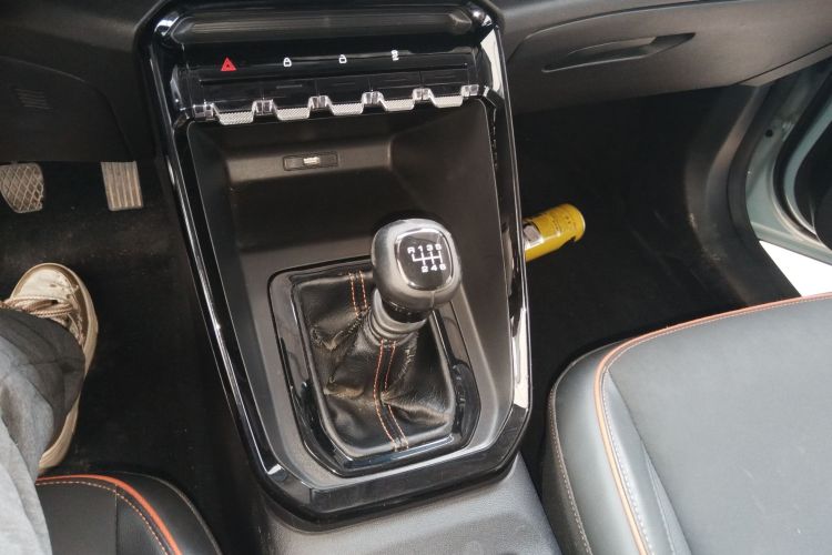 宝骏RS-3 2020款 1.5L 手动智能豪华型中控内饰18