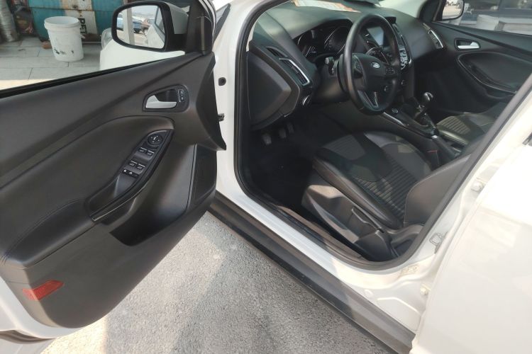 福特 福克斯 2017款 两厢 1.6L 手动风尚型智行版中控内饰7003