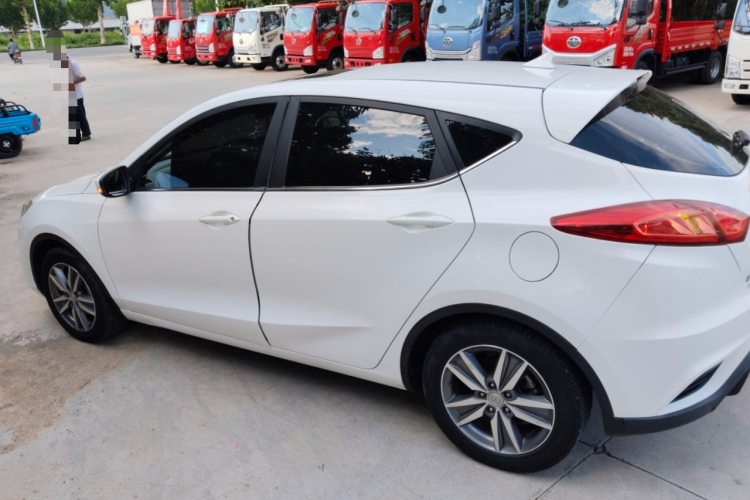 长安 逸动 2016款 XT 1.6L 手动俊酷型车身外观4