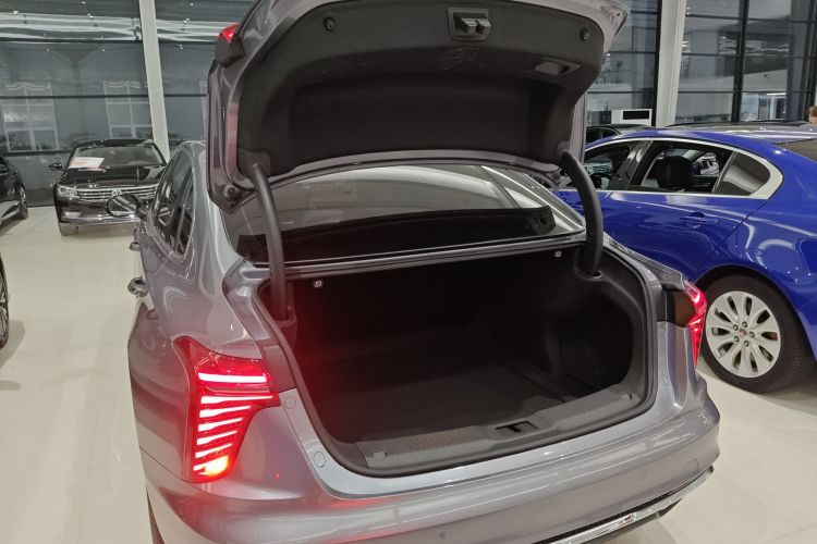 红旗H5 2023款 1.5T DCT智联旗韵版机舱底盘23