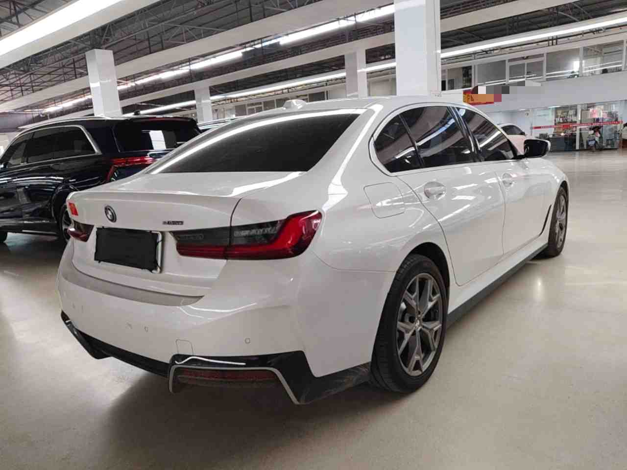 车辆右后45度外观展示