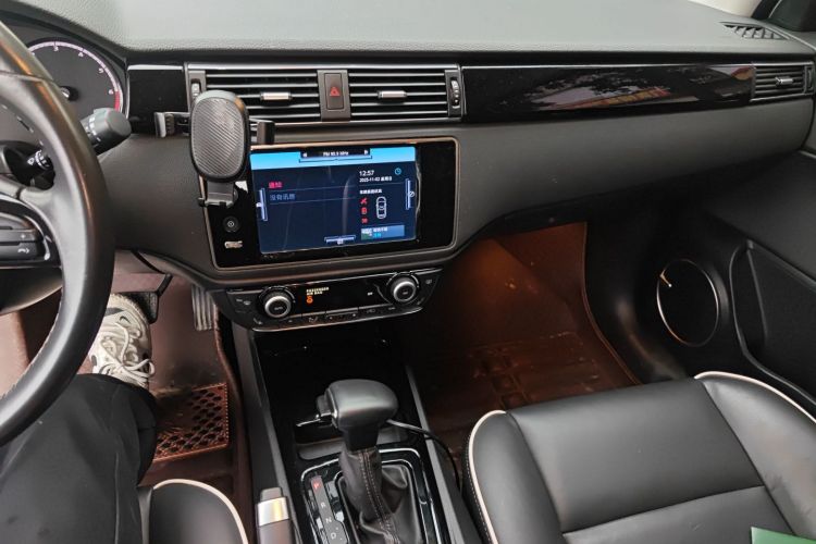 观致3 2016款 两厢 1.6T 自动致臻型中控内饰16