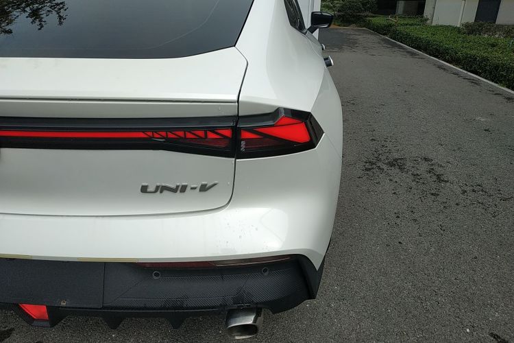 长安UNI-V 2022款 1.5T 尊贵型车身外观6006